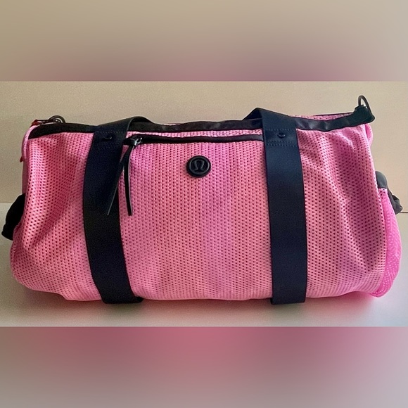 ⭐️ Host Pick ⭐️ Rare Lululemon Run On Duffle Bag Opulent Stripe Pink - Picture 1 of 6